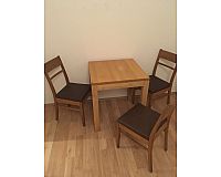 Tisch mit 3 Stühlen