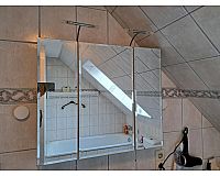 3türiger Spiegelschrank mit integrierten Lampen und Steckdose