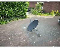 Satellitenschüssel mit Dachsparren-Halterung