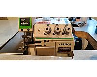 Juki MO-2404 und Textima Nähmaschine mit Tischen und Zubehör
