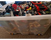 Eine volle Kiste mit Lego