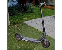Mi E- Scooter 30 km Reichweite, bis 100 kg belastbar, Schwarz