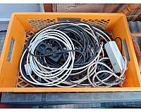 Kiste voll mit Kabel Steckdosenleisten