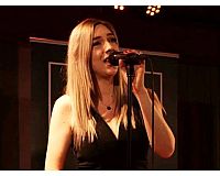 Monika Brunnhuber - Leidenschaftliche Sängerin mit Herz