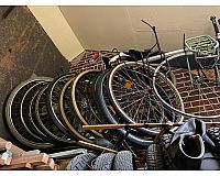 Konvolut von alten Fahrradteilen, auch Oldtimer und 50er Jahre