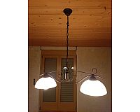 Rustikale Wohn- bzw. Esszimmerlampe; zweischirmig
