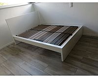 Bett, weiß, Ikea Malm. 140cm x 200cm. Plus Nachttisch.