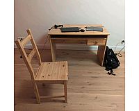 Schreibtisch aus Holz und Stuhl