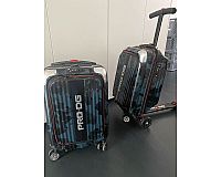 Zwei Koffer mit Roller Funktion