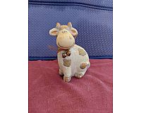 sitzende grinsende Kühe Figuren Keramik mit Glocke und Schleife