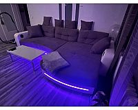 Sofa mit Boxen und LED in verschiedenen Farben