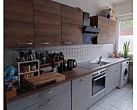 Küchenzeile mit Elektrogeräten