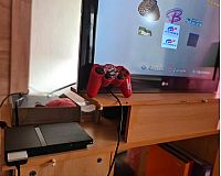 Playstation 2 slim mit ein Controller und einer Memory Card.