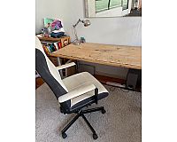 Schreibtisch und Büro-Drehstuhl